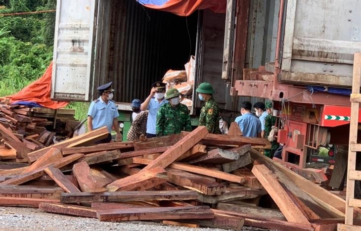 Kiểm đếm h&agrave;ng h&oacute;a trong c&aacute;c container vi phạm.