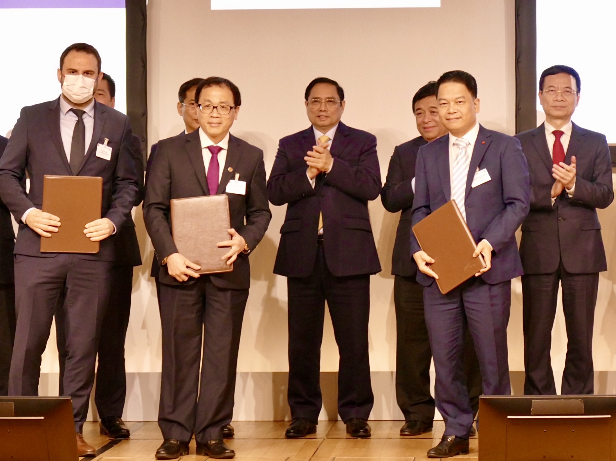 &Ocirc;ng Nguyễn Ngọc Nghị, Th&agrave;nh vi&ecirc;n Hội đồng quản trị T&T Pharma v&agrave; đại diện Tập đo&agrave;n NG Biotech (Cộng h&ograve;a Ph&aacute;p) v&agrave; đại diện Đại học Y H&agrave; Nội trao bi&ecirc;n bản ghi nhớ hợp t&aacute;c nghi&ecirc;n cứu ph&aacute;t triển v&agrave; chuyển giao c&ocirc;ng nghệ sản xuất 175 loại test nhanh cho Việt Nam.