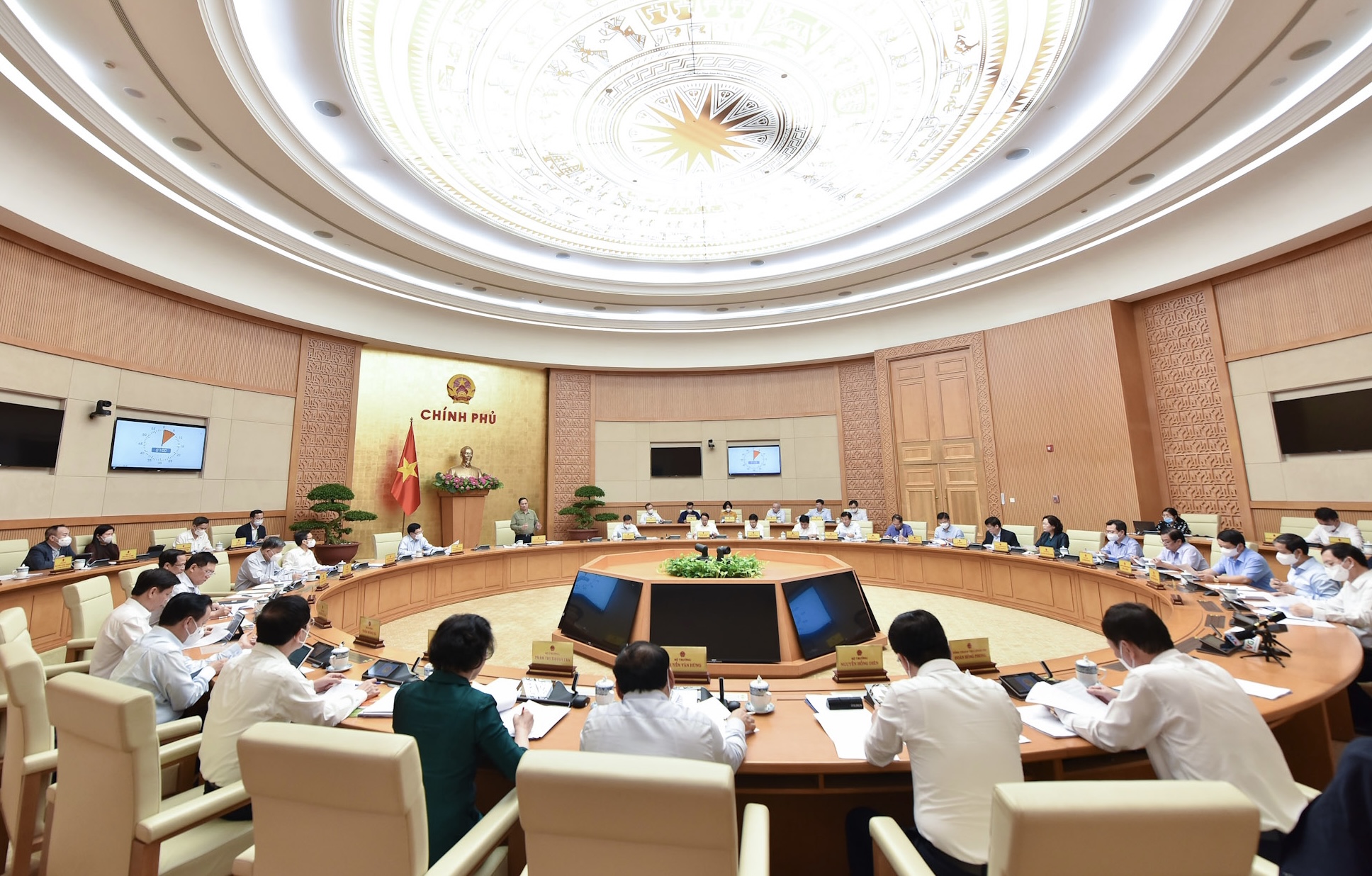 Phi&ecirc;n họp Ch&iacute;nh phủ thường kỳ th&aacute;ng 10 dưới sự chủ tr&igrave; của Thủ tướng Phạm Minh Ch&iacute;nh - Ảnh: VGP