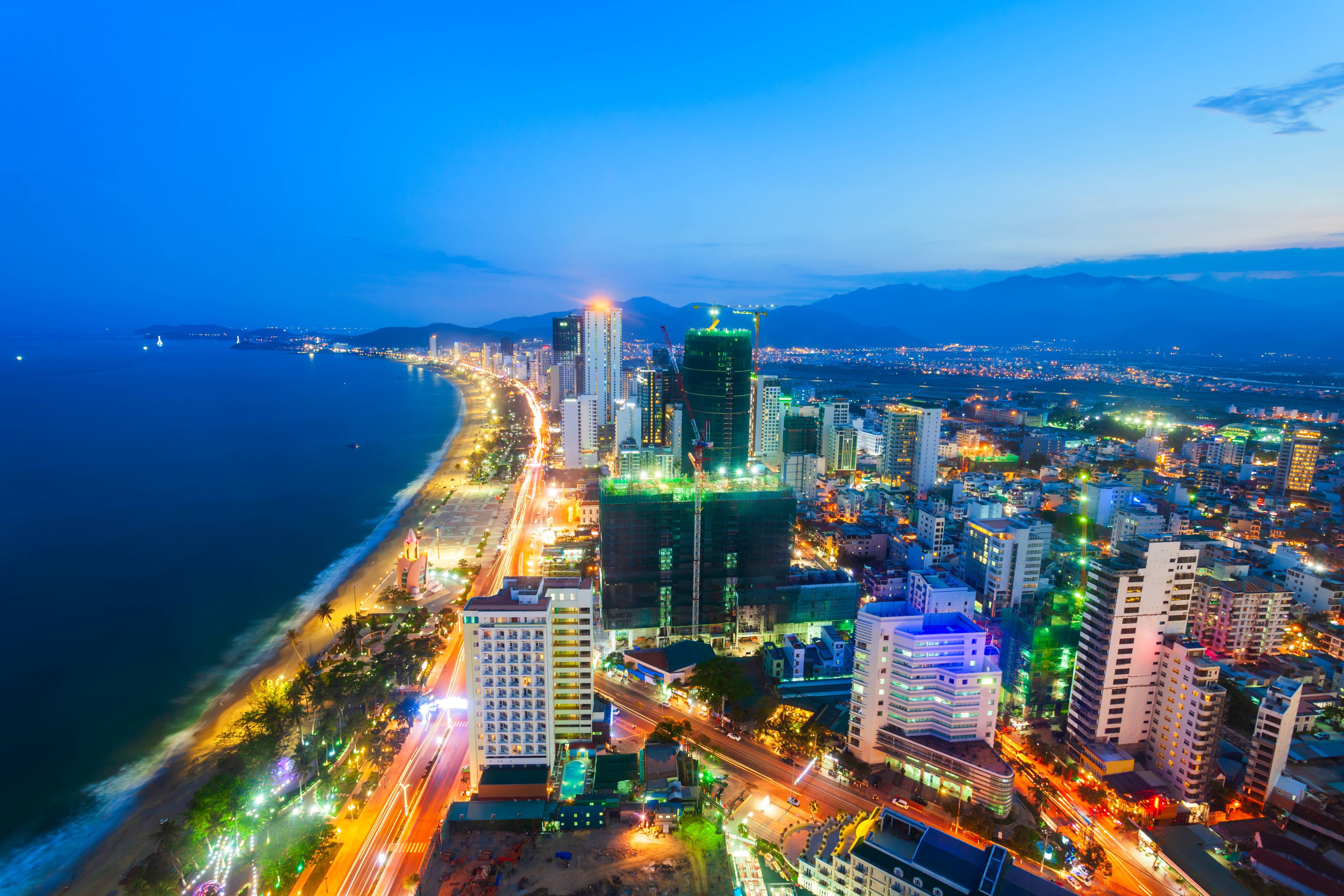 Nhờ lợi thế về bờ biển đẹp, hạ tầng đồng bộ, thu hút du khách, thị trường Nha Trang luôn được giới đầu tư để mắt.