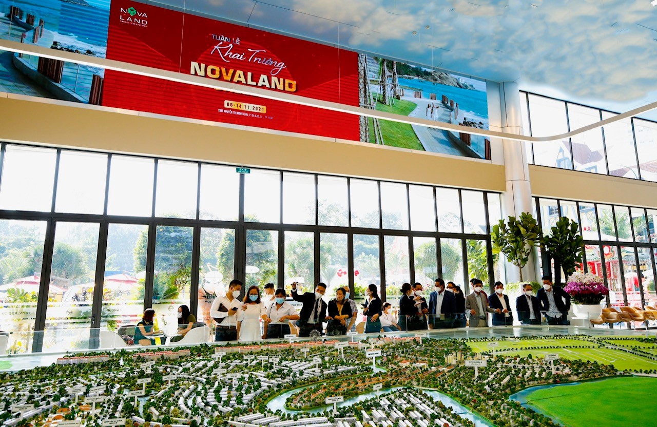Kh&aacute;ch tham quan sa b&agrave;n Dự &aacute;n Aqua City quy m&ocirc; 1,000ha của Novaland ph&iacute;a đ&ocirc;ng Tp.HCM.