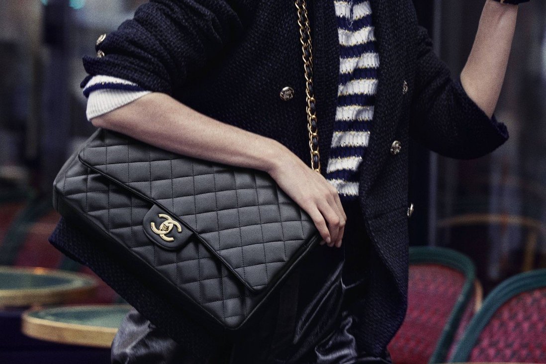Mẫu t&uacute;i Chanel da chần b&ocirc;ng 2.55 giờ đ&acirc;y c&oacute; gi&aacute; khoảng 9.000 USD.