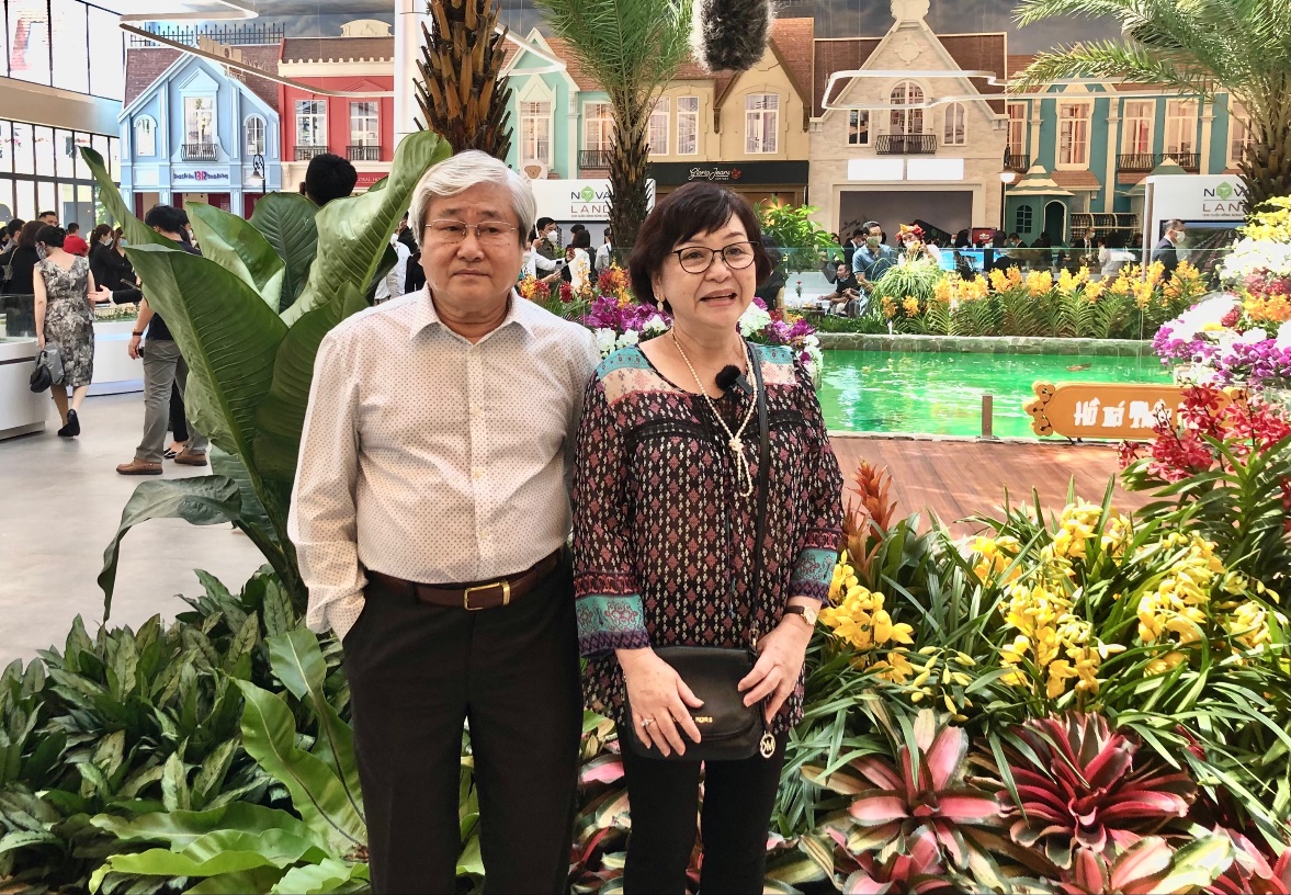 Đến sự kiện khai trương Novaland Gallery, b&agrave; Phạm Thị Lan c&ugrave;ng chồng quyết định Pg88vn Trang Chủ Chính Thức biệt thự tại đ&ocirc; thị đảo Phượng Ho&agrave;ng, Aqua City.