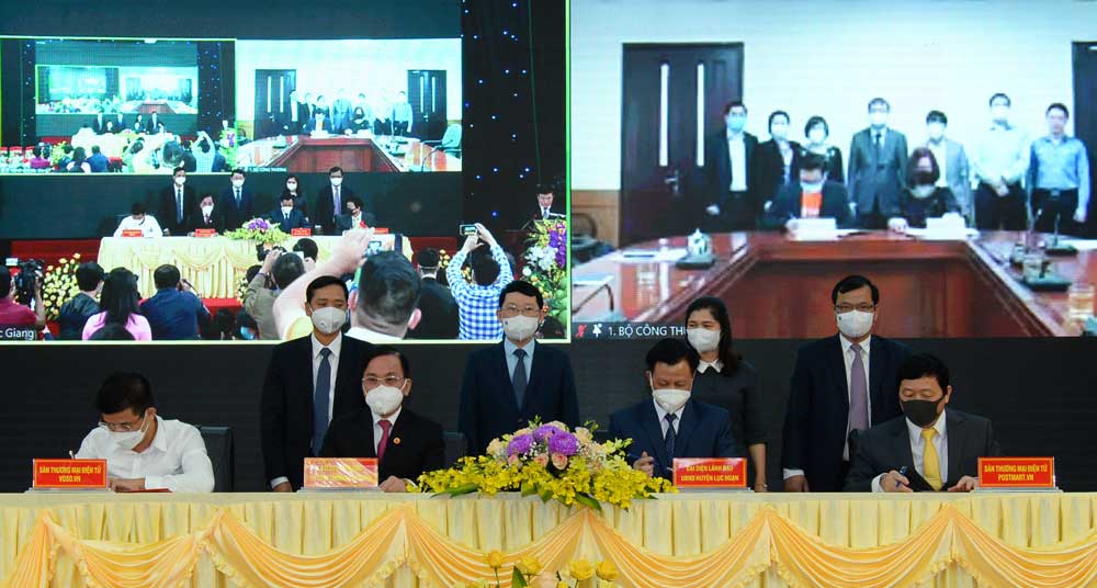 Đại diện l&atilde;nh đạo c&aacute;c đơn vị, địa phương k&yacute; kết bi&ecirc;n bản ghi nhớ, hợp t&aacute;c ti&ecirc;u thụ n&ocirc;ng sản.