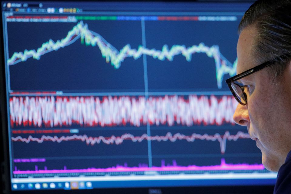 S&P 500 hồi điểm sau hai phiên bán tháo, giá dầu tăng nhẹ, Bitcoin chững giá