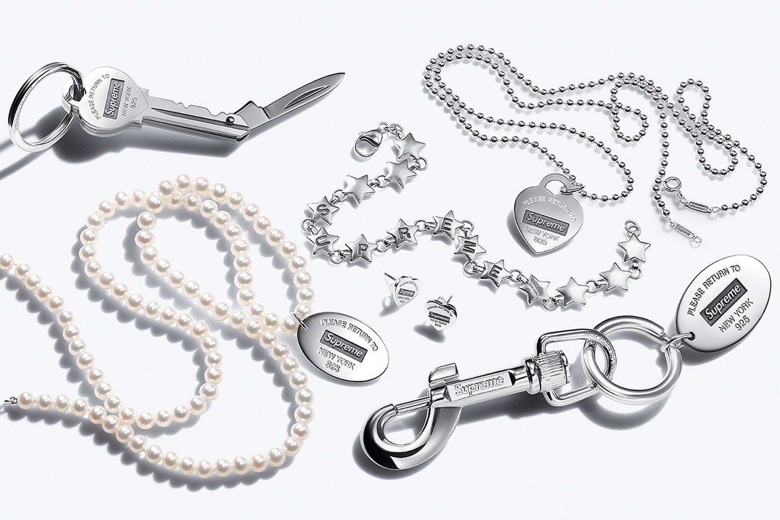 Tiffany & Co c&ugrave;ng Supreme t&aacute;i thể hiện bộ sưu tập n&agrave;y theo một phong c&aacute;ch hypebeast trẻ trung.