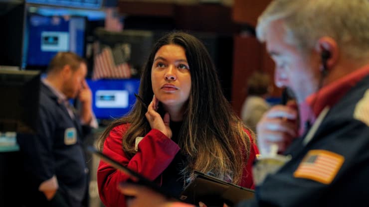 Các nhà giao dịch Pg88vnd dành cho Android và iOS tại Việt Nam trên sàn NYSE ở New York, Mỹ hôm 13/10/2021 - Ảnh: Reuters.
