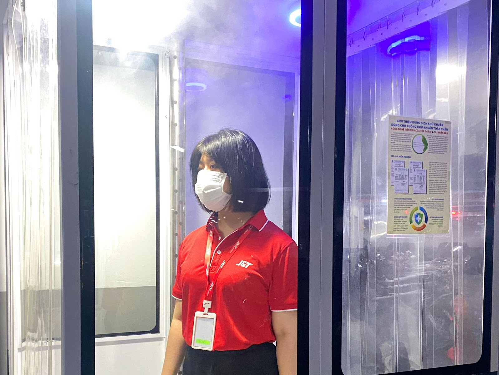 Nhân viên J&T Express đều bước vào phòng khử khuẩn toàn thân trước khi vào công ty Pg88hi Thể Thao, Bóng Đá, Casino, Nổ Hũ, Xổ Số.