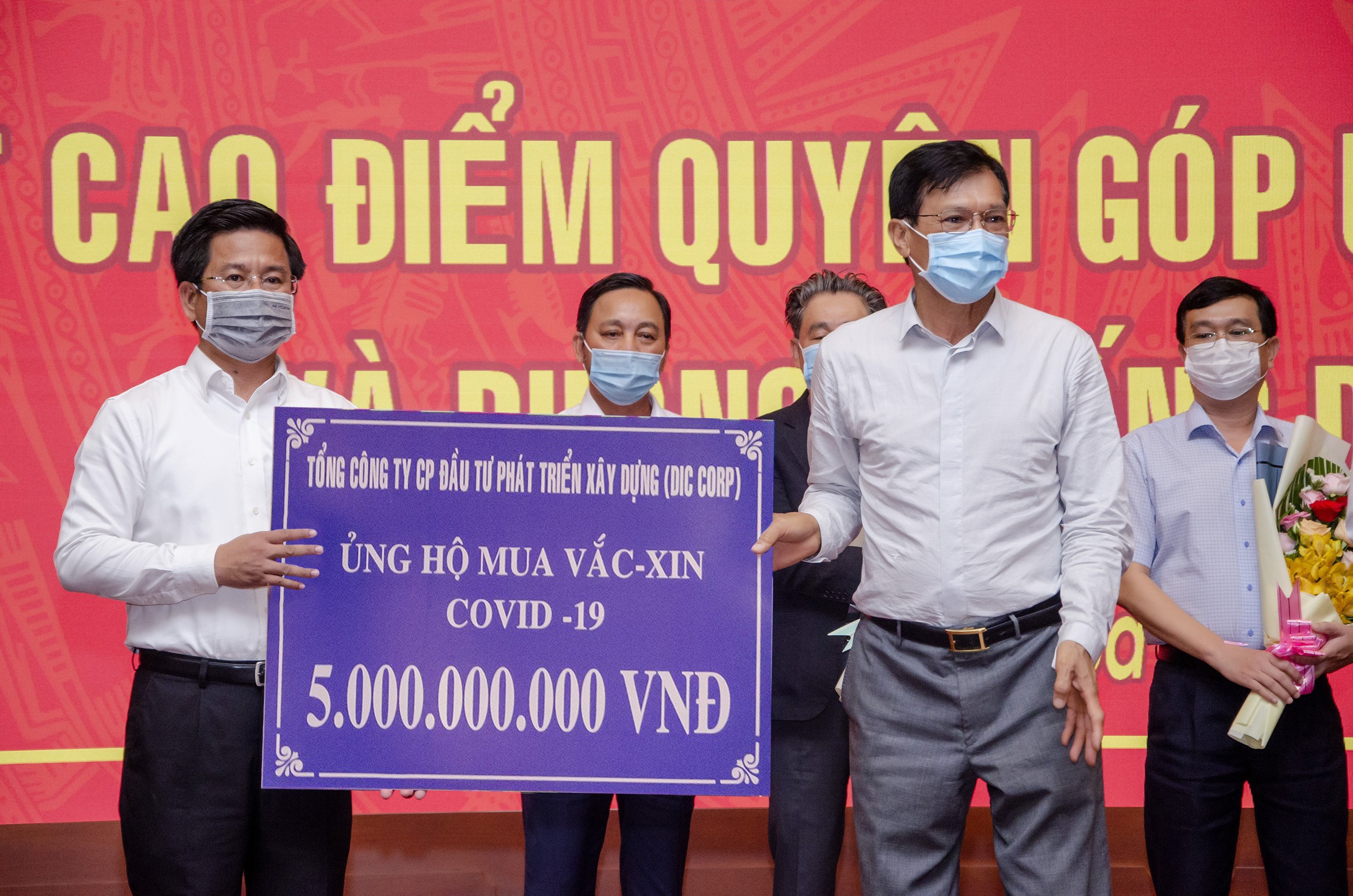 Tập đo&agrave;n DIC ủng hộ Uỷ ban Mặt trận Tổ quốc Việt Nam tỉnh B&agrave; Rịa - Vũng T&agrave;u 5 tỷ đồng kinh ph&iacute; mua vaccine v&agrave; ph&ograve;ng, chống dịch bệnh Covid-19 v&agrave;o th&aacute;ng 5/2021.