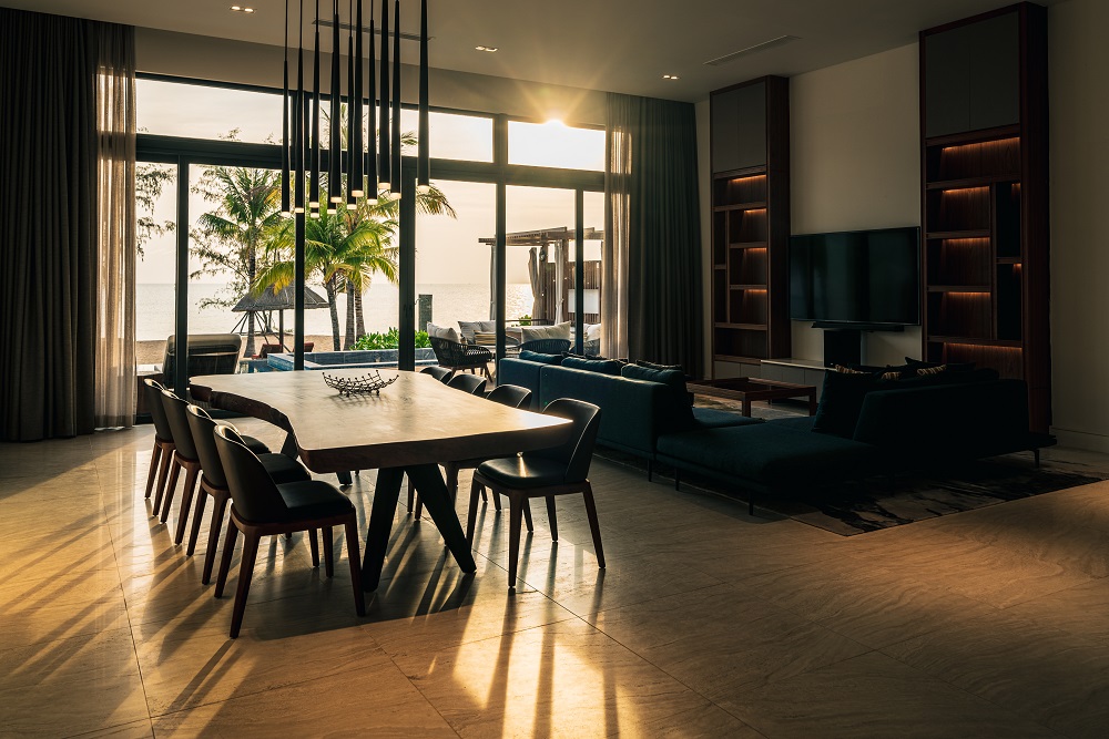 Chủ nh&acirc;n của những tuyệt t&aacute;c Elite Villa như &ocirc;m trọn cả đại dương v&agrave; &aacute;nh mặt trời tr&ecirc;n biển &Ocirc;ng Lang.