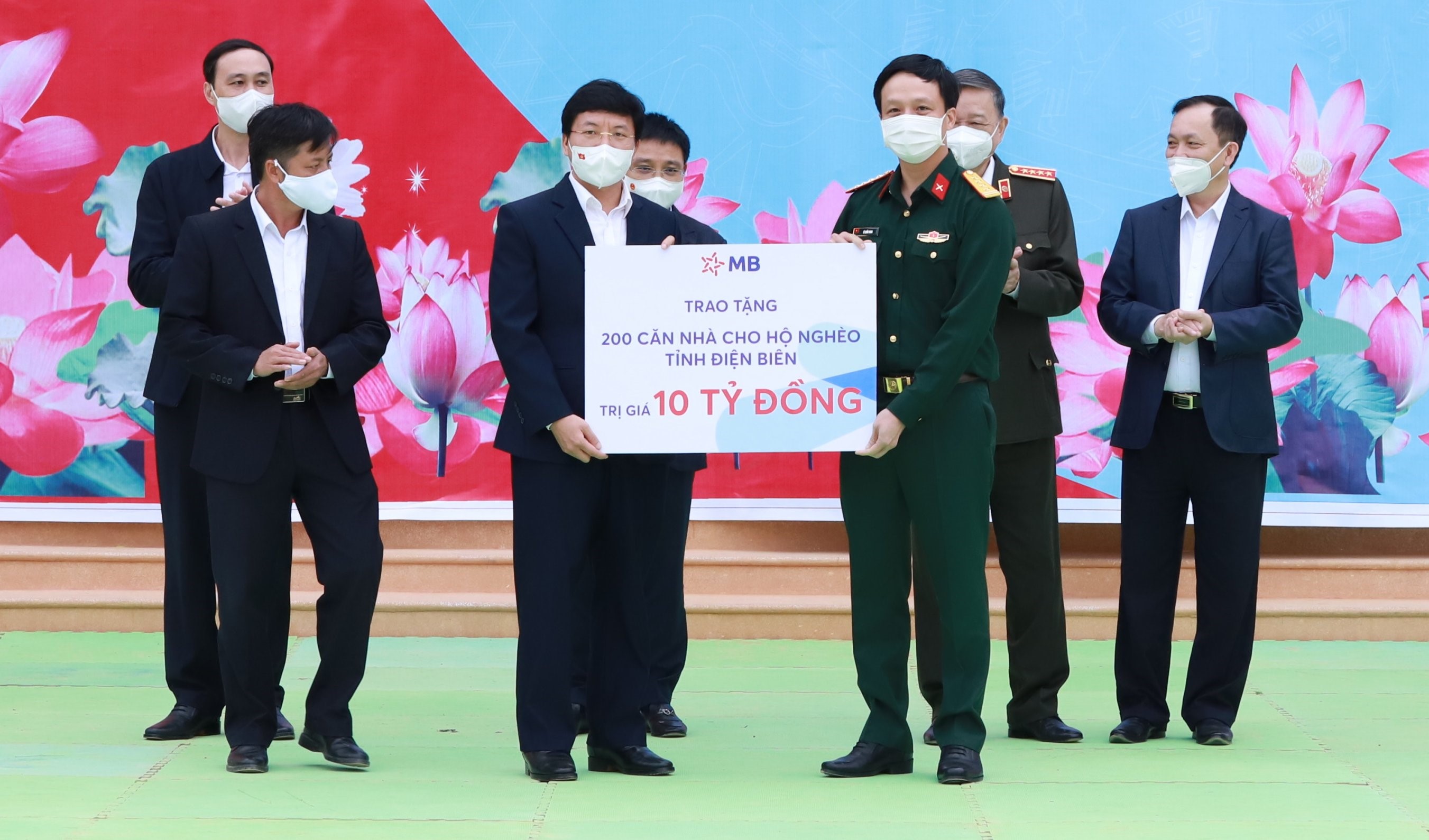 &Ocirc;ng L&ecirc; Quốc Minh - Ph&oacute; Tổng gi&aacute;m đốc MB trao tặng 200 căn nh&agrave; tới tỉnh Điện Bi&ecirc;n.