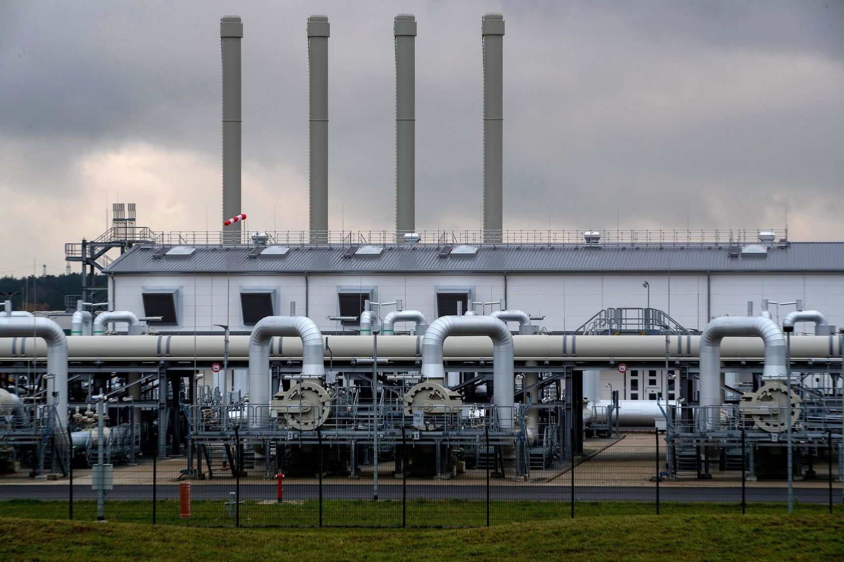Đường ống Nord Stream 2 lại gặp khó, giá khí đốt châu Âu tăng vọt