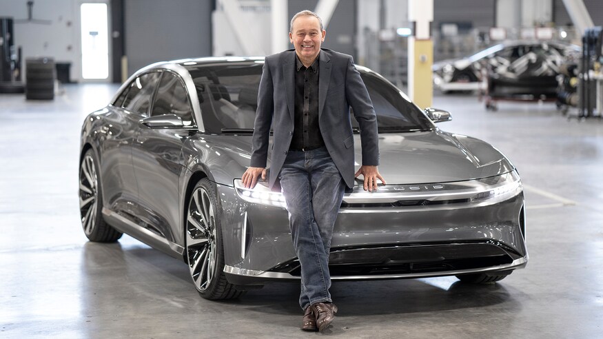 &Ocirc;ng&nbsp;Peter Rawlinson, CEO của Lucid chụp arh c&ugrave;ng một mẫu xe Lucid Air - Ảnh: Lucid