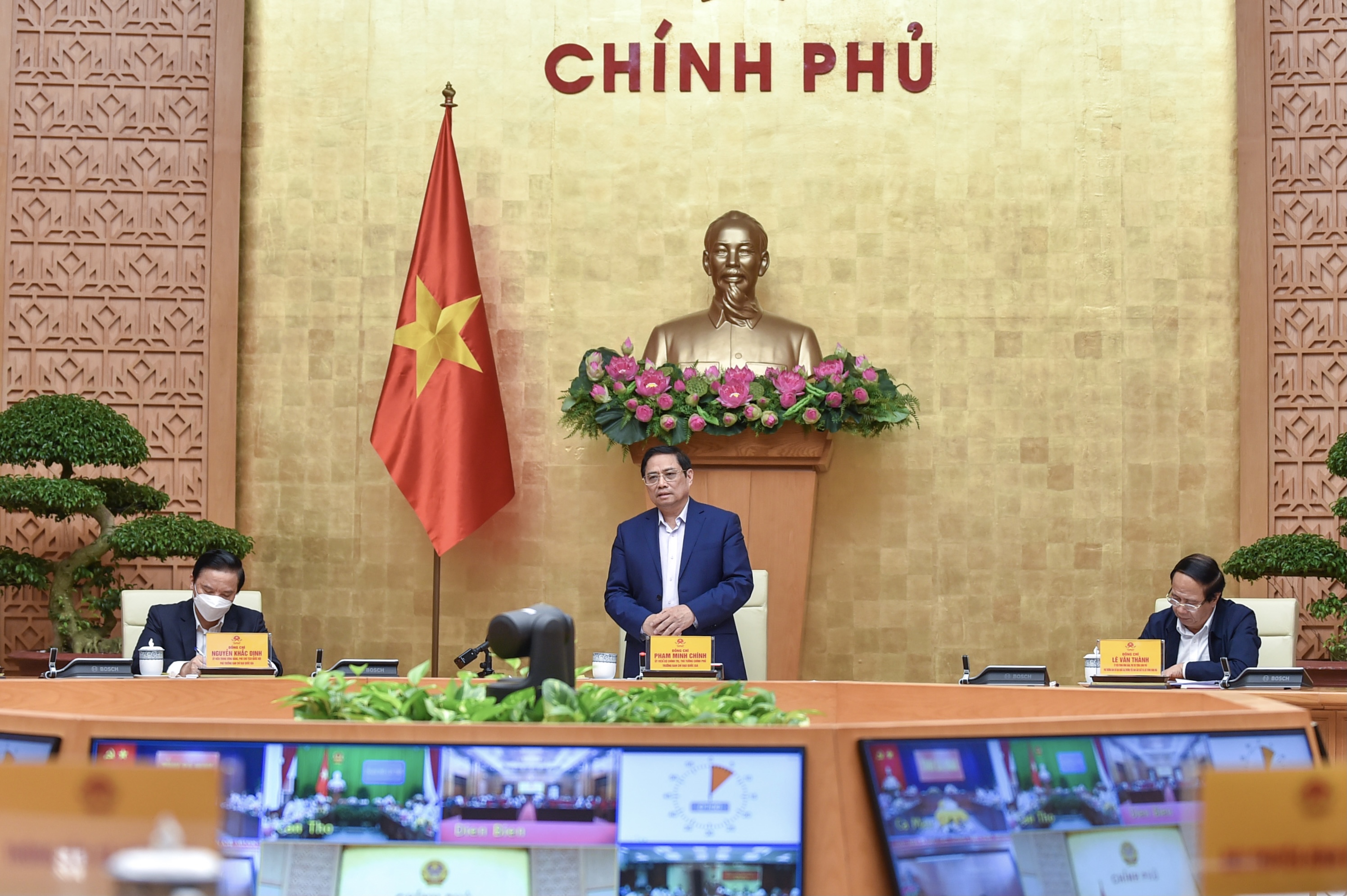 Thủ tướng chủ tr&igrave; cuộc họp - Ảnh: VGP