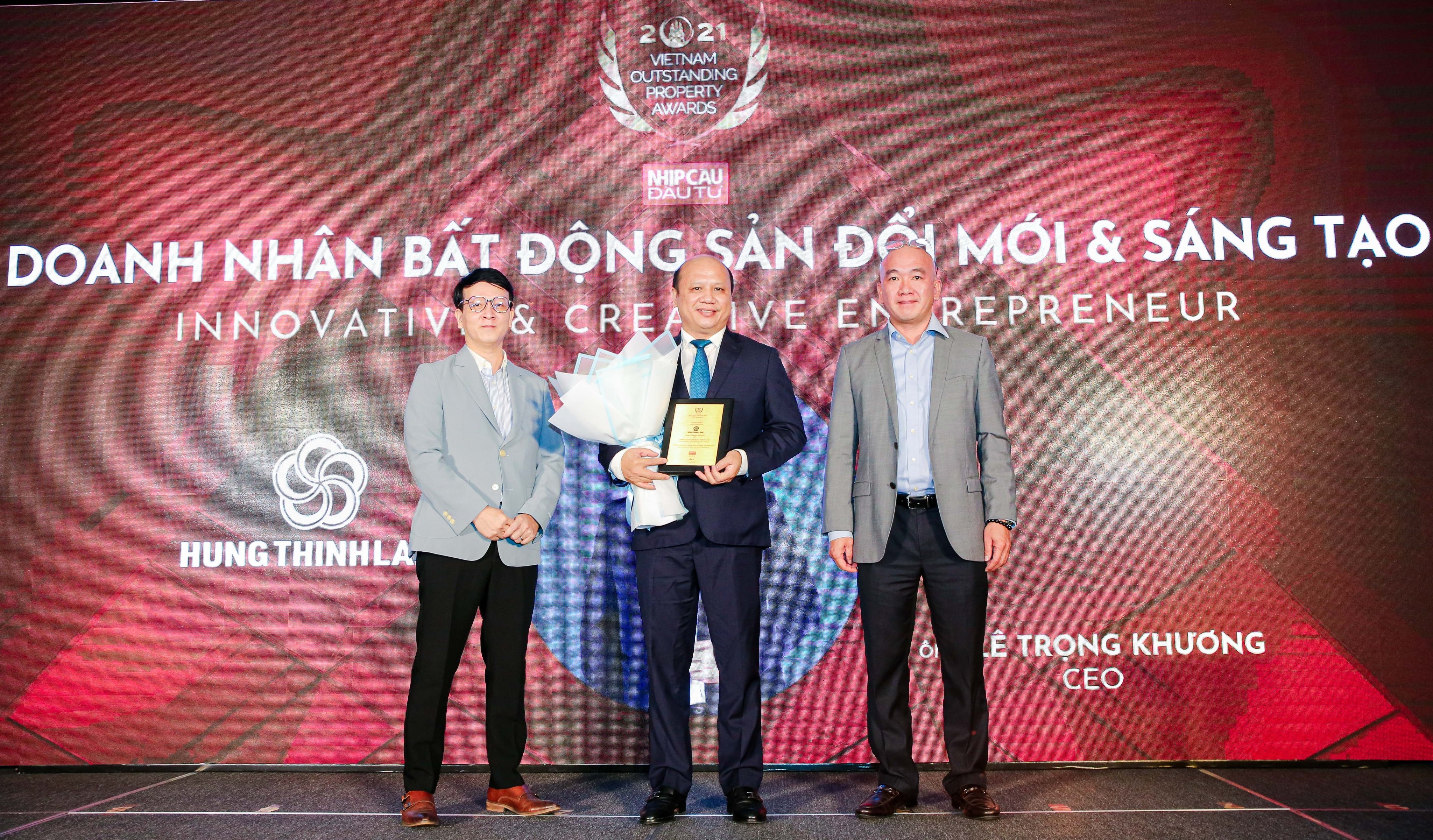&Ocirc;ng L&ecirc; Trọng Khương - Tổng gi&aacute;m đốc Hưng Thịnh Land nhận giải thưởng&ldquo;Doanh nh&acirc;n Bất động sản đổi mới v&agrave; s&aacute;ng tạo&rdquo; từ Ban tổ chức.