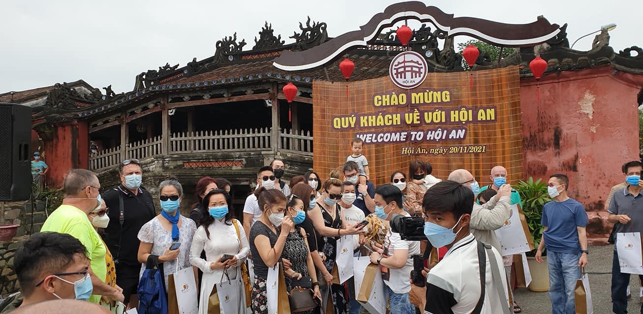 C&aacute;c đo&agrave;n kh&aacute;ch đến c&aacute;c điểm tham quan được chia th&agrave;nh c&aacute;c nh&oacute;m v&agrave; di chuyển theo lộ tr&igrave;nh cụ thể để đảm bảo gi&atilde;n c&aacute;ch.