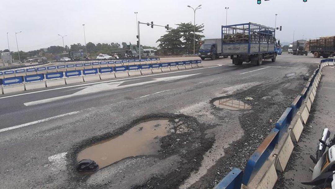Đường cao tốc Đà Nẵng - Quảng Ngãi bị "rút ruột", bị hư hỏng nặng.