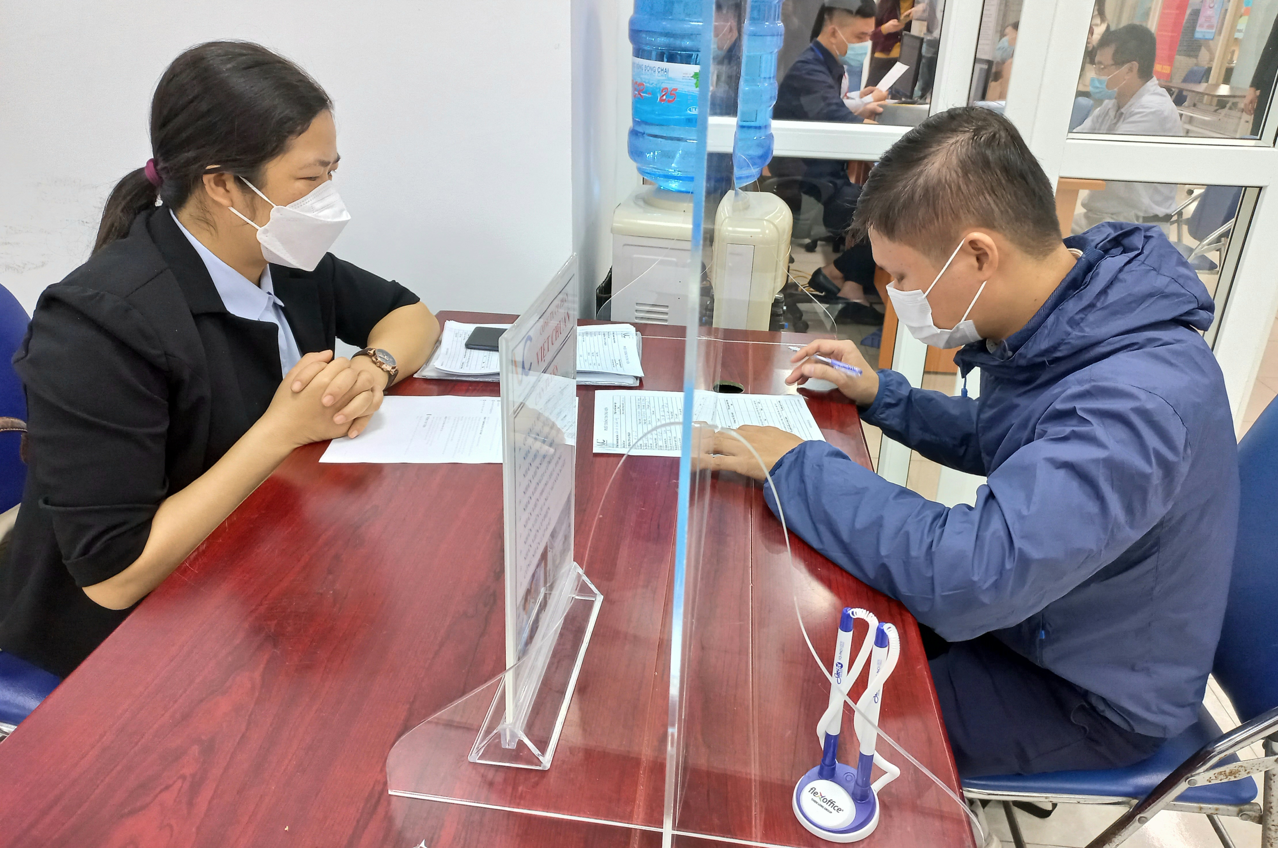 Người lao động đăng ký tuyển dụng tại Trung tâm Dịch vụ việc làm Hà Nội. Ảnh - Nhật Dương. 