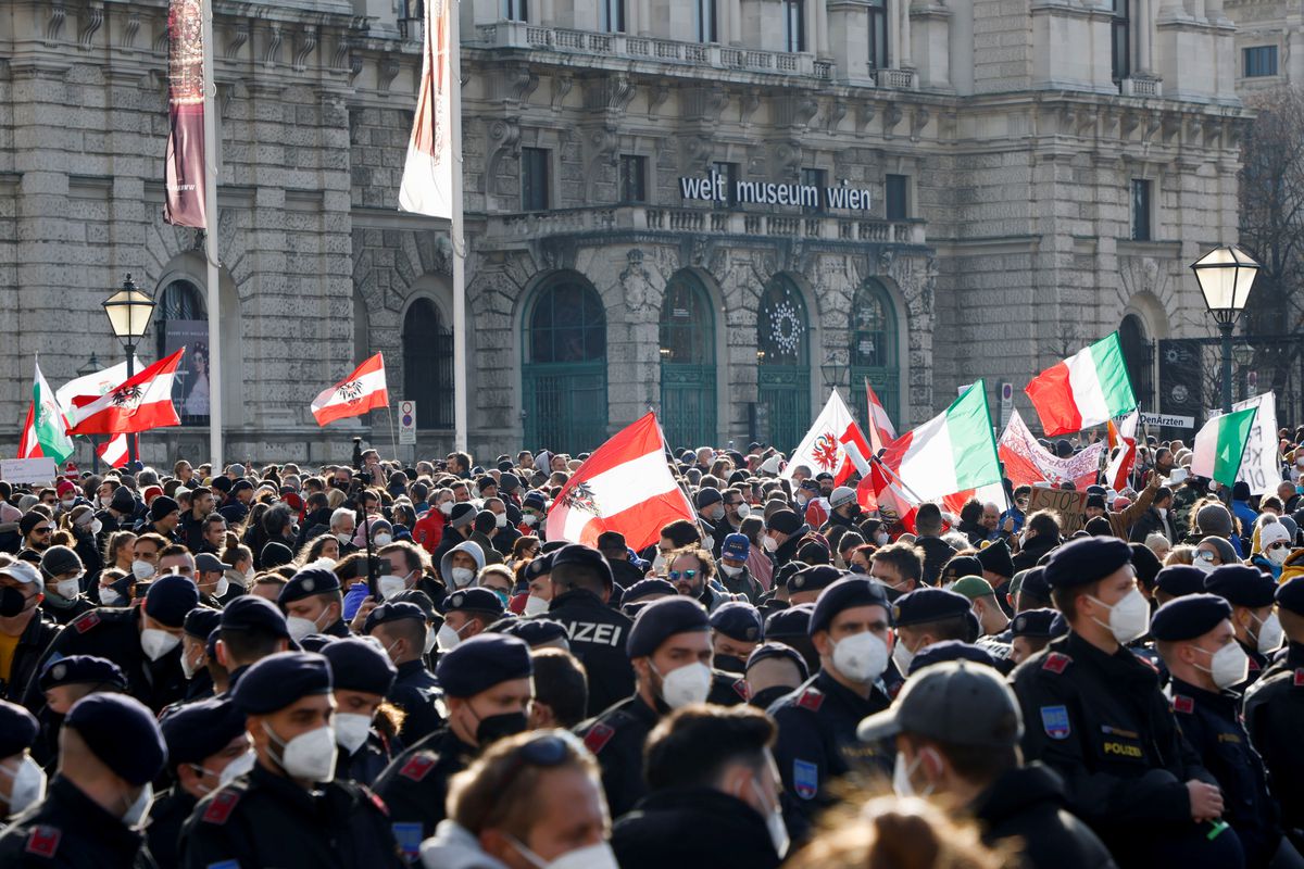 D&ograve;ng người biểu t&igrave;nh ở Vienna, &Aacute;o, h&ocirc;m 20/1 1 - Ảnh: Reuters.