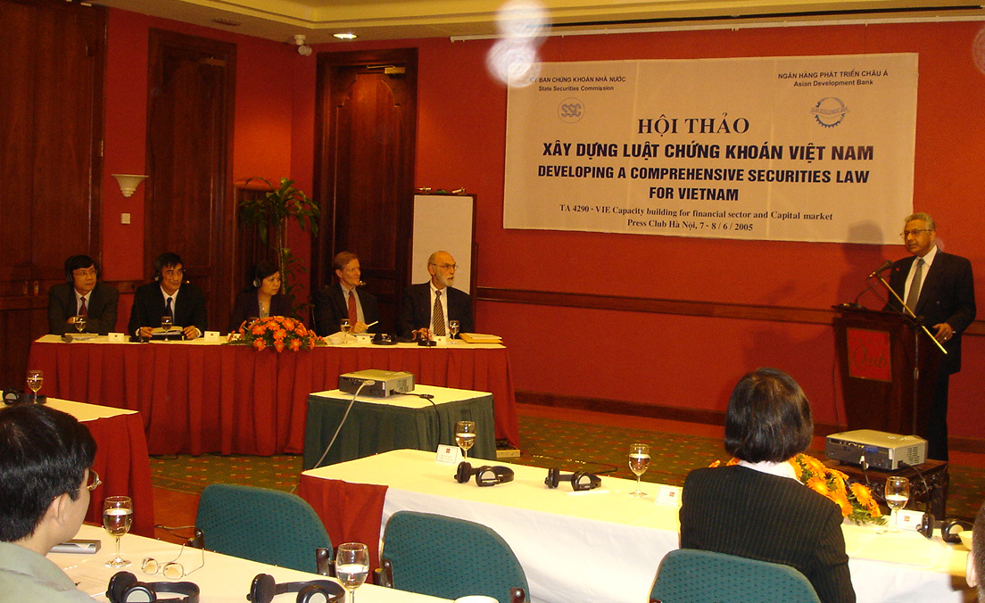 Hội thảo x&acirc;y dựng Luật Chứng kho&aacute;n th&aacute;ng 6/2005.