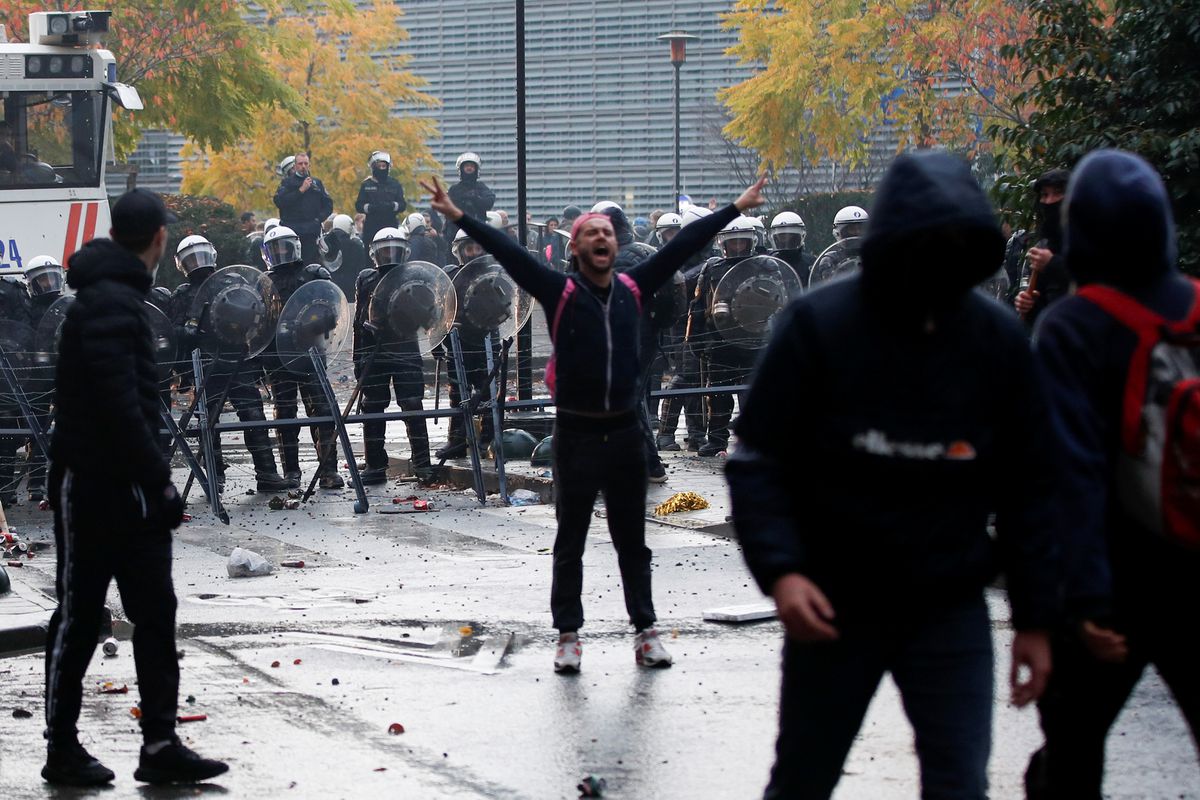 Người biểu t&igrave;nh đối mặt cảnh s&aacute;t ở Brussels h&ocirc;m 20/11 - Ảnh: Reuters.