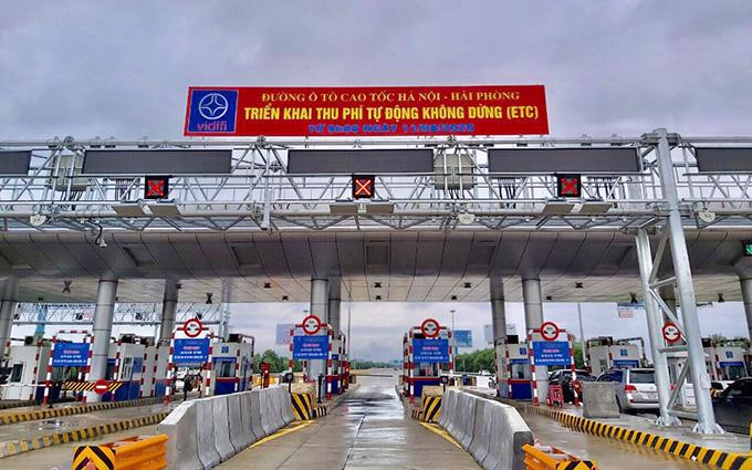 Đầu năm 2022, chủ xe phải trả phí khi dán thẻ thu phí không dừng.
