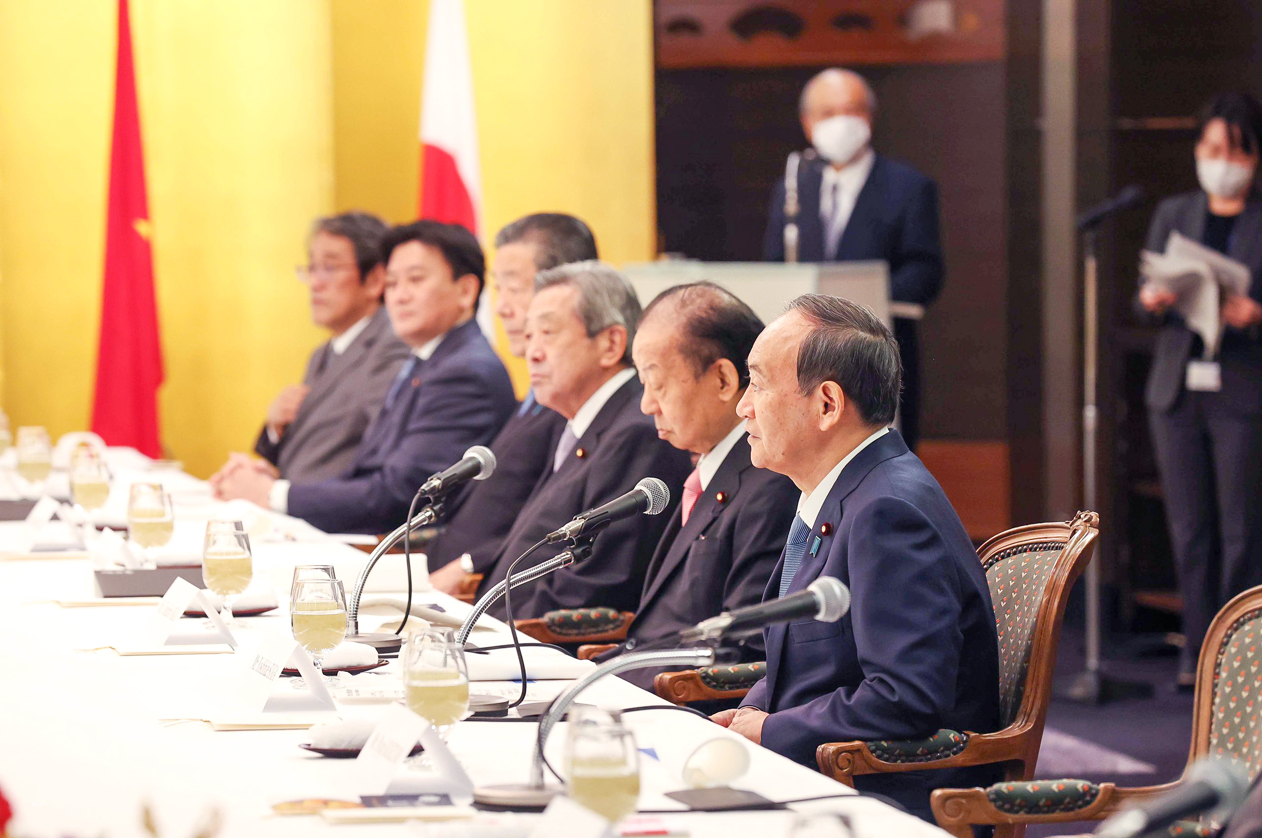 Cựu Thủ tướng Suga Yoshihide v&agrave; Chủ tịch Li&ecirc;n minh Nghị sĩ Hữu nghị Nhật - Việt Nikai Toshihiro tại buổi tiếp - Ảnh VGP