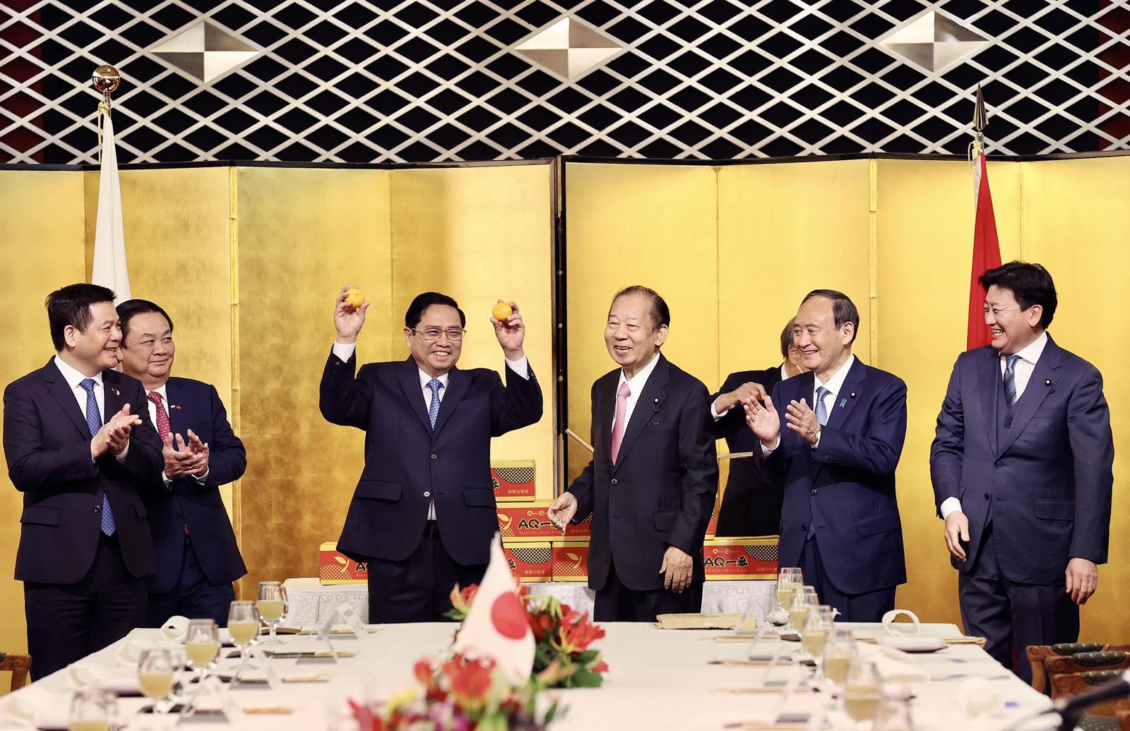 Thủ tướng Phạm Minh Chính và Ngài Suga Yoshihide, cựu Thủ tướng Nhật Bản và ngài Nikai Toshihiro, Chủ tịch Liên minh Nghị sỹ Hữu nghị Nhật-Việt và dự Lễ xuất hành quả quýt Unshu sang thị trường Việt NaM - Ảnh VGP/Nhật Bắc.