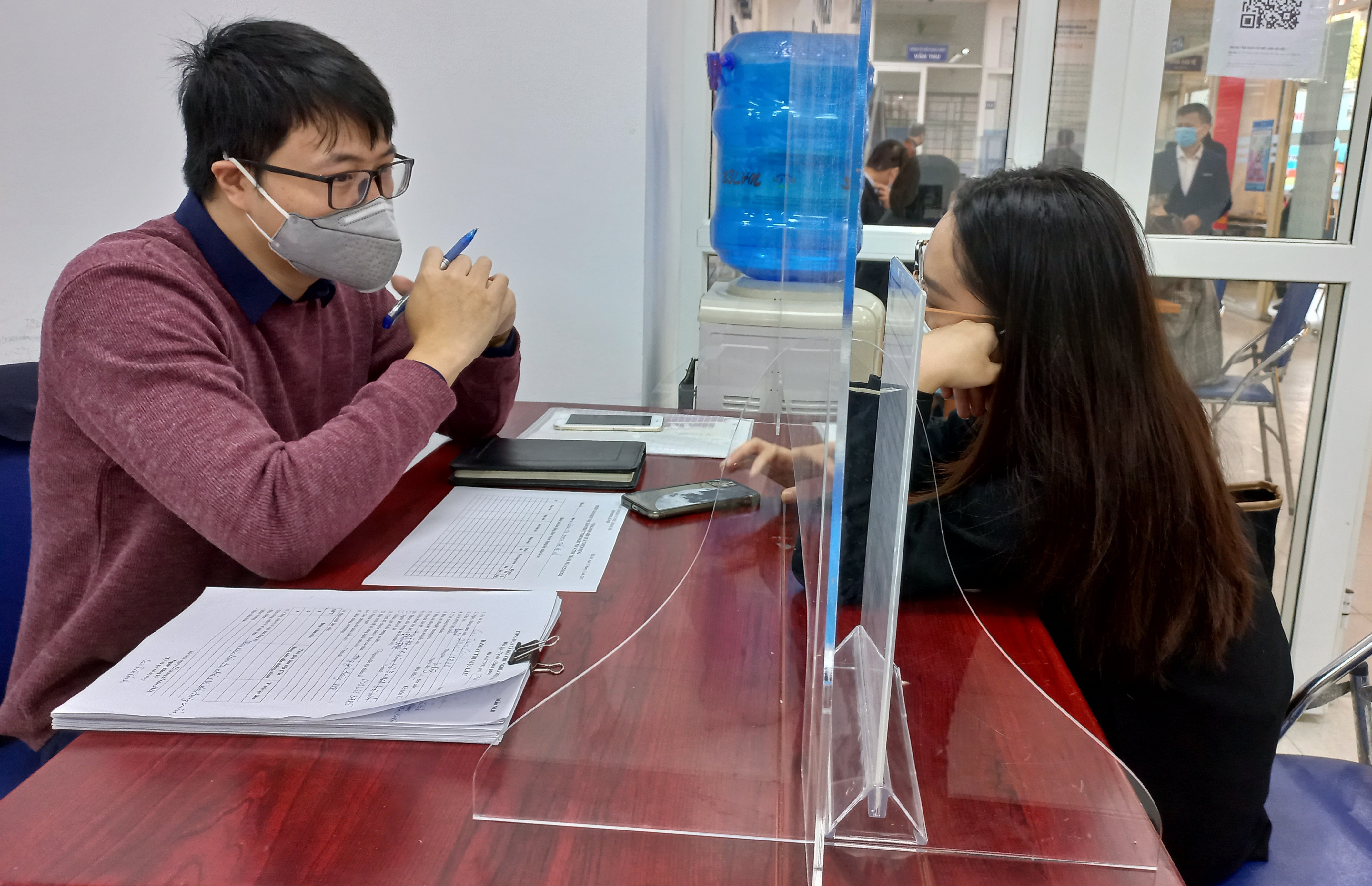 6Pg88.con độc quyền mỗi ngày phỏng vấn người lao động tại Trung tâm Dịch vụ việc làm Hà Nội sáng 25/11. Ảnh - Thu Hằng. 