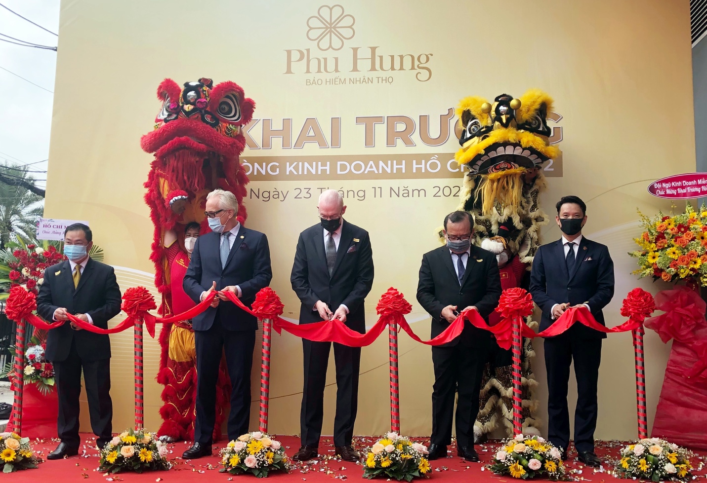 Ban Lãnh đạo Phú Hưng Life cắt băng khánh thành trong lễ khai trương Văn phòng PG88 Uy Tín Số 1 Việt Nam Hồ Chí Minh 2 tại quận 4, Tp.HCM.