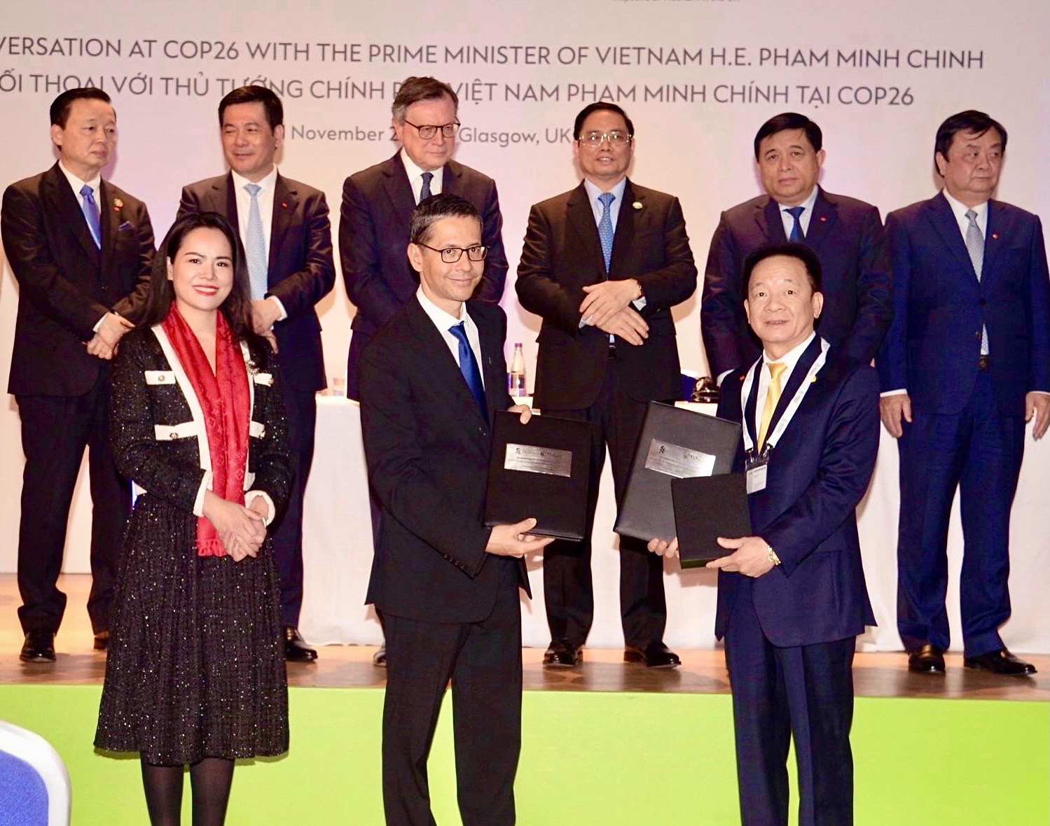 Ông Đỗ Quang Hiển, Chủ tịch Hội đồng Quản trị kiêm Tổng giám đốc Tập đoàn T&T Group (giữa) và ông Patrick Lee, Chủ tịch Standard Chartered Việt Nam, Giám đốc Standard Chartered Singapore và thị trường ASEAN (bên phải) trao biên bản ghi nhớ tài trợ vốn 6 tỷ USD cho các Link Trang Chủ PG88.Com Mới #2026 xanh của T&T Group.