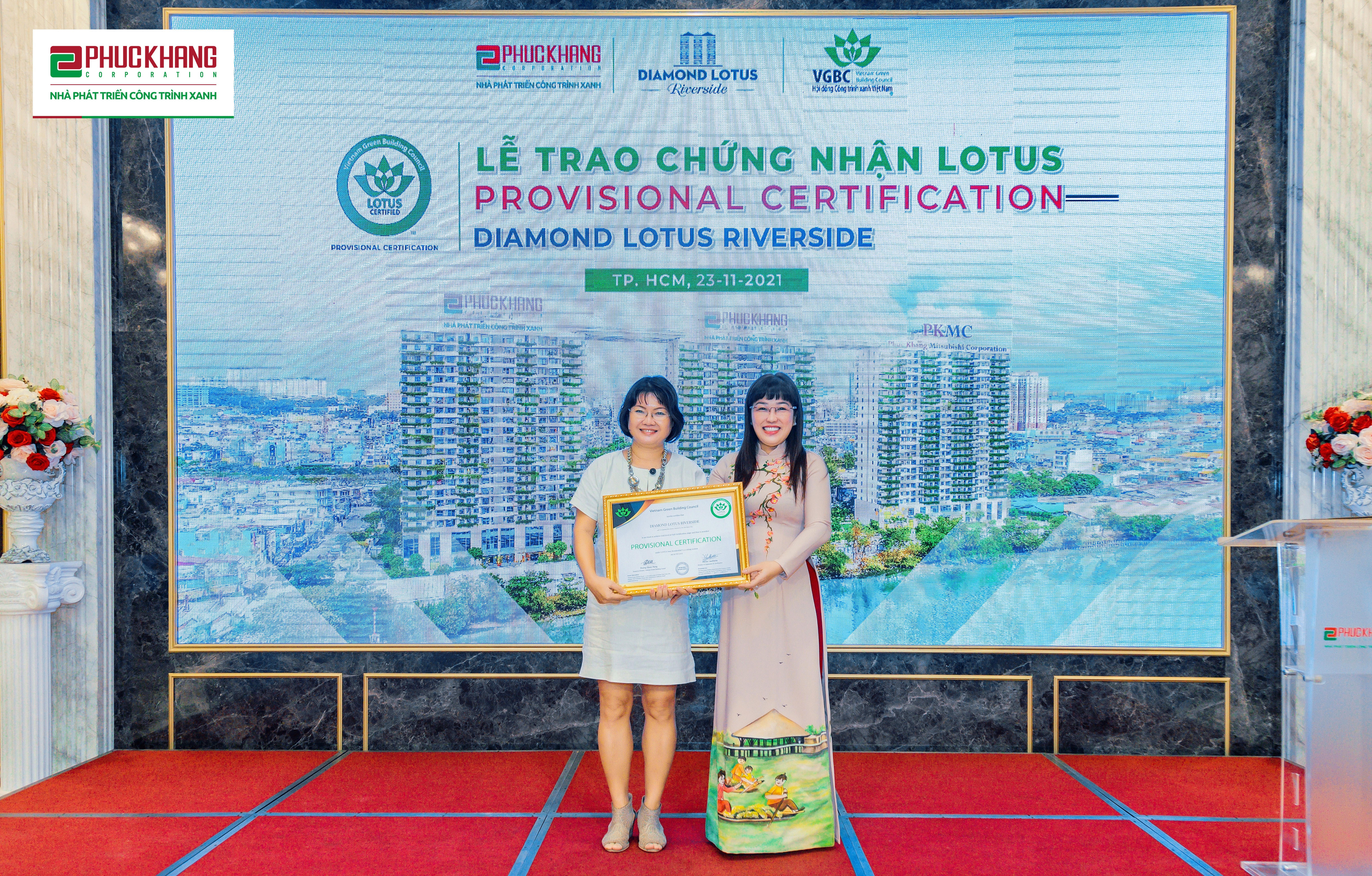 Chủ tịch Hội đồng CTX Việt Nam trao chứng nhận Lotus Provisional Certification - Link Trang Chủ PG88.Com Mới #2026 căn hộ xanh Diamond Lotus Riverside cho CEO Phuc Khang Corporation - Lưu Thị Thanh Mẫu.