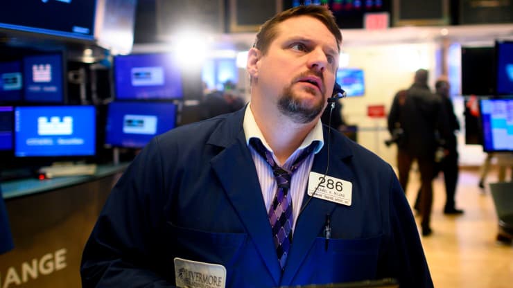 Bán tháo vì biến chủng mới của Covid-19: Dow Jones bay 900 điểm, giá dầu bốc hơi 13%, Bitcoin sụt 8%