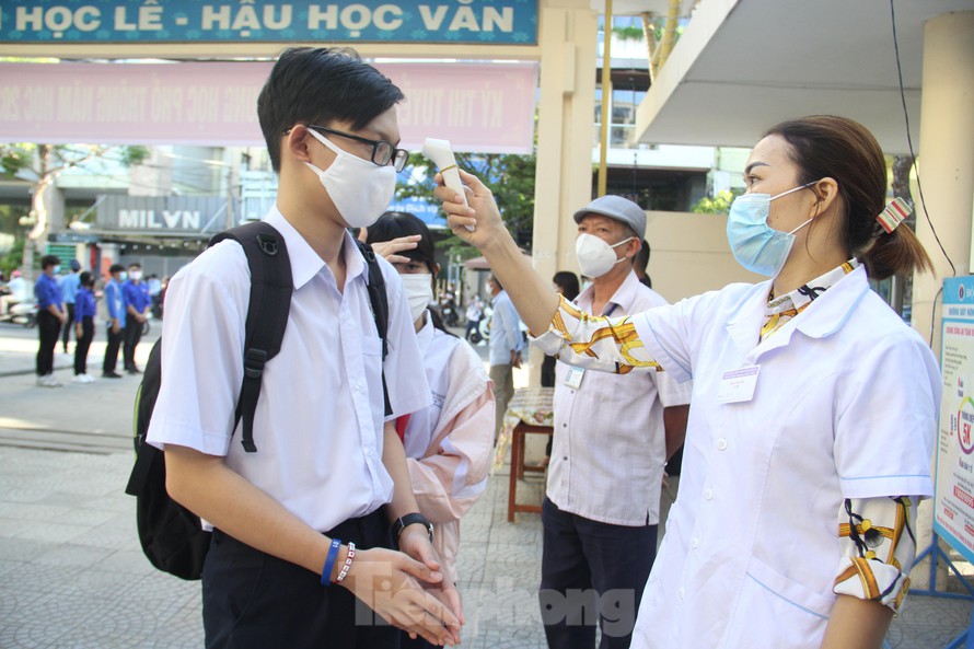 Sáng 29/11, học sinh khối 10, 11 TP. Đà Nẵng đi học trực tiếp buổi đầu tiên 