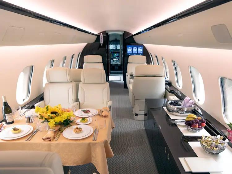 B&ecirc;n trong chiếc Bombardier Global 5500 tư nh&acirc;n đầu ti&ecirc;n do ExecuJet sản xuất v&agrave; được quản l&yacute; tại th&agrave;nh phố Zurich.
