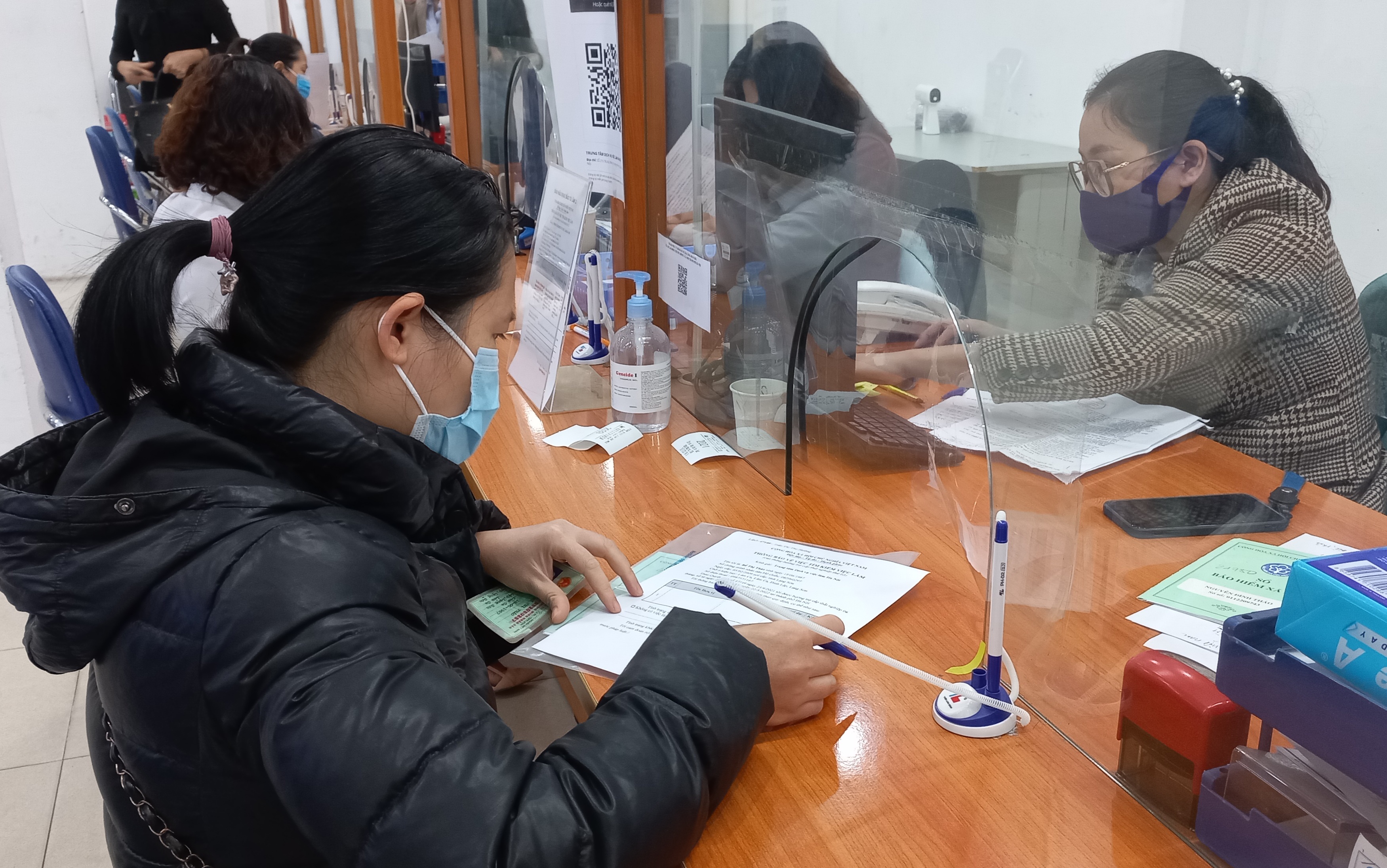 Người lao động làm thủ tục hưởng bảo hiểm thất nghiệp. Ảnh - Nhật Dương. 