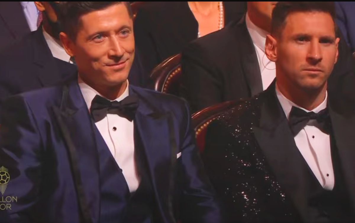 Biểu cảm của&nbsp;Robert Lewandowski khi Messi l&ecirc;n nhận Quả b&oacute;ng V&agrave;ng.