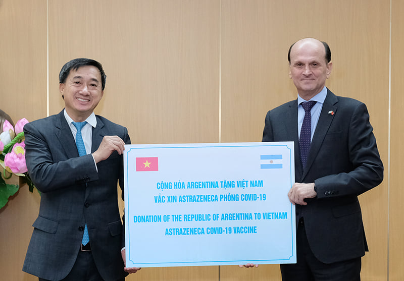 Bộ Y tế tiếp nhận vaccine trao tặng từ Achentina. 