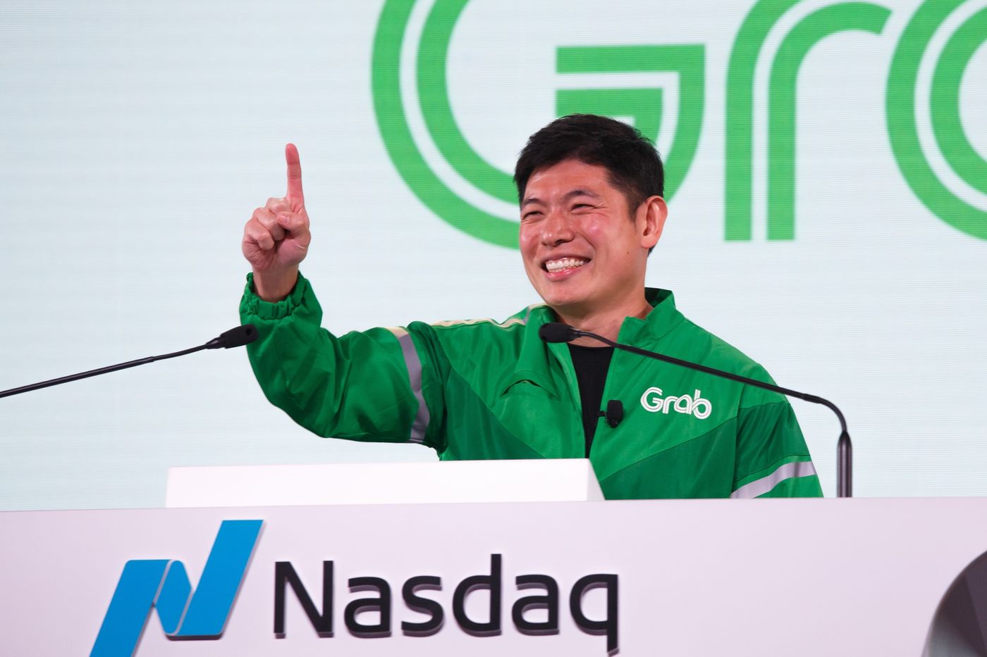 Nhà đồng sáng lập Grab Anthony Tan trong lễ rung chuông chào mừng công ty lên sàn ngày 2/12 - Ảnh: Bloomberg.