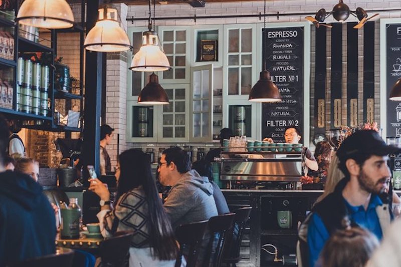Kh&ocirc;ng kh&iacute; nhộn nhịp tại một qu&aacute;n c&agrave; ph&ecirc; tại Dubai (Nguồn: Allegra World Coffee Portal).