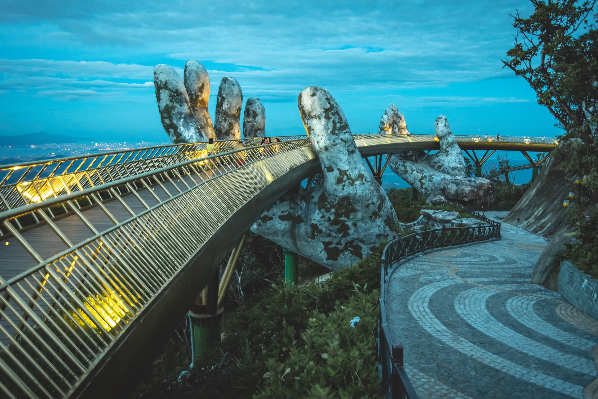 Một số chuyến bay dự kiến đưa kh&aacute;ch đến Đ&agrave; Nẵng v&agrave;o đầu th&aacute;ng 12/2021 đ&atilde; phải tạm ho&atilde;n do xuất hiện th&ocirc;ng tin về biến chủng Omicron.