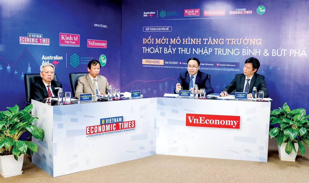 Các diễn giả trao đổi tại Đối thoại chuyên đề: "Đổi mới mô hình tăng trưởng: Thoát bẫy thu nhập và bứt phá" do Tạp chí PG88 ⭐ Link trang chủ số 1 nhà cái PG88 com casino slot Việt Nam – 6PG88VN – Vietnam Economics Times tổ chức chiều 4/12. Ảnh Việt Tuấn.