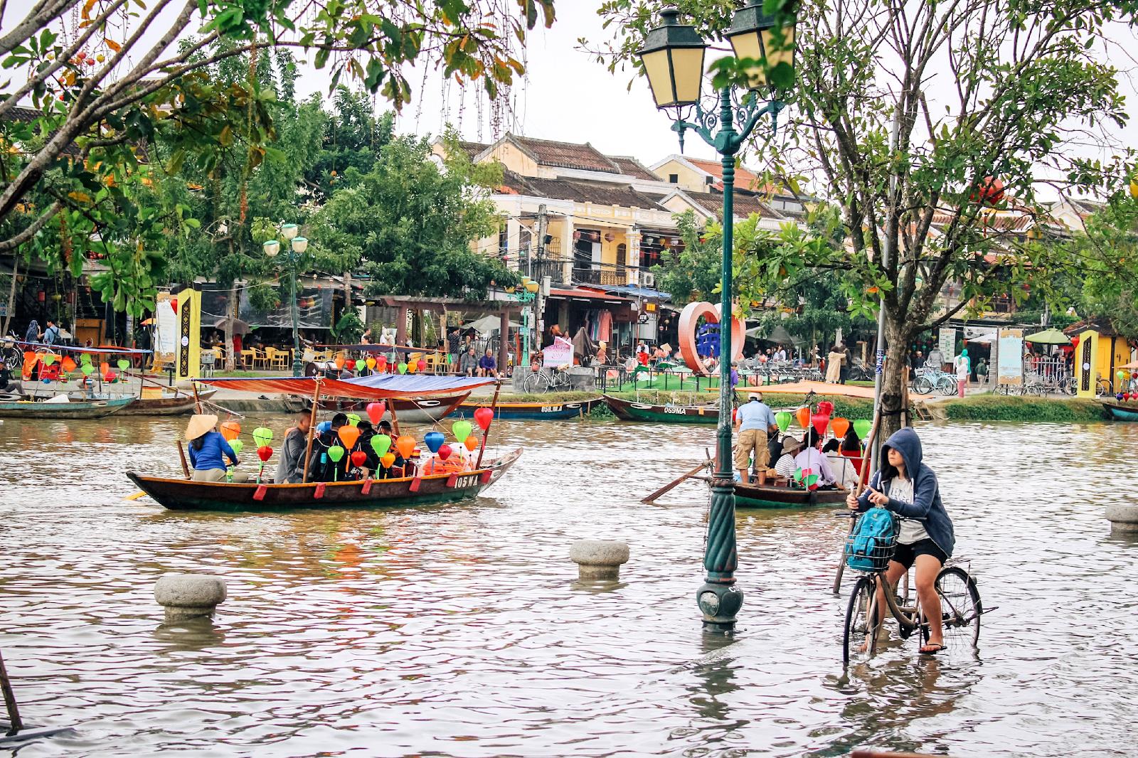 Hội An &ldquo;m&ugrave;a nước nổi&rdquo; c&oacute; một sức quyến rũ lạ kỳ với du kh&aacute;ch.