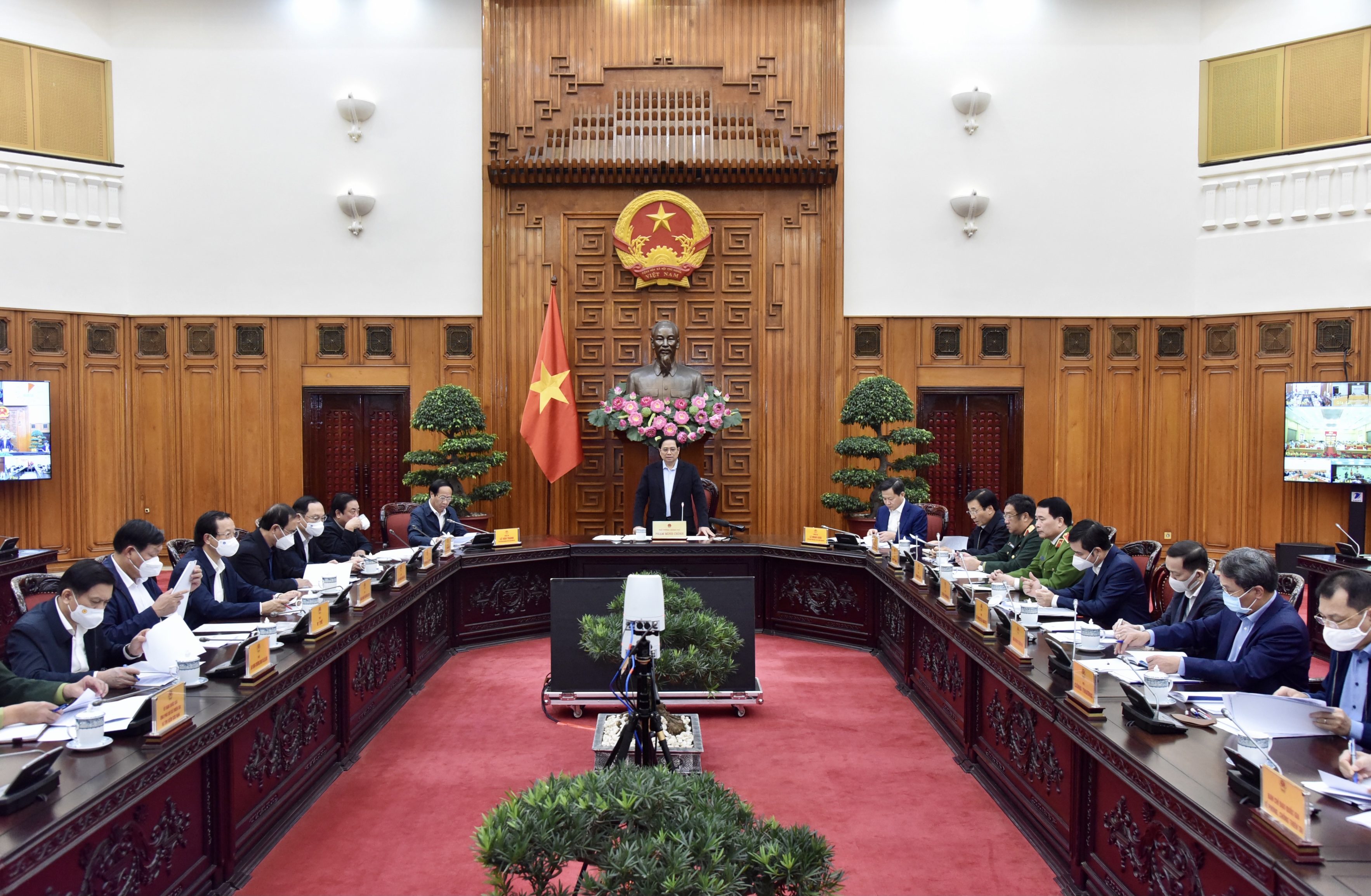 To&agrave;n cảnh cuộc họp tại đầu cầu trụ sở Ch&iacute;nh phủ - Ảnh: VGP
