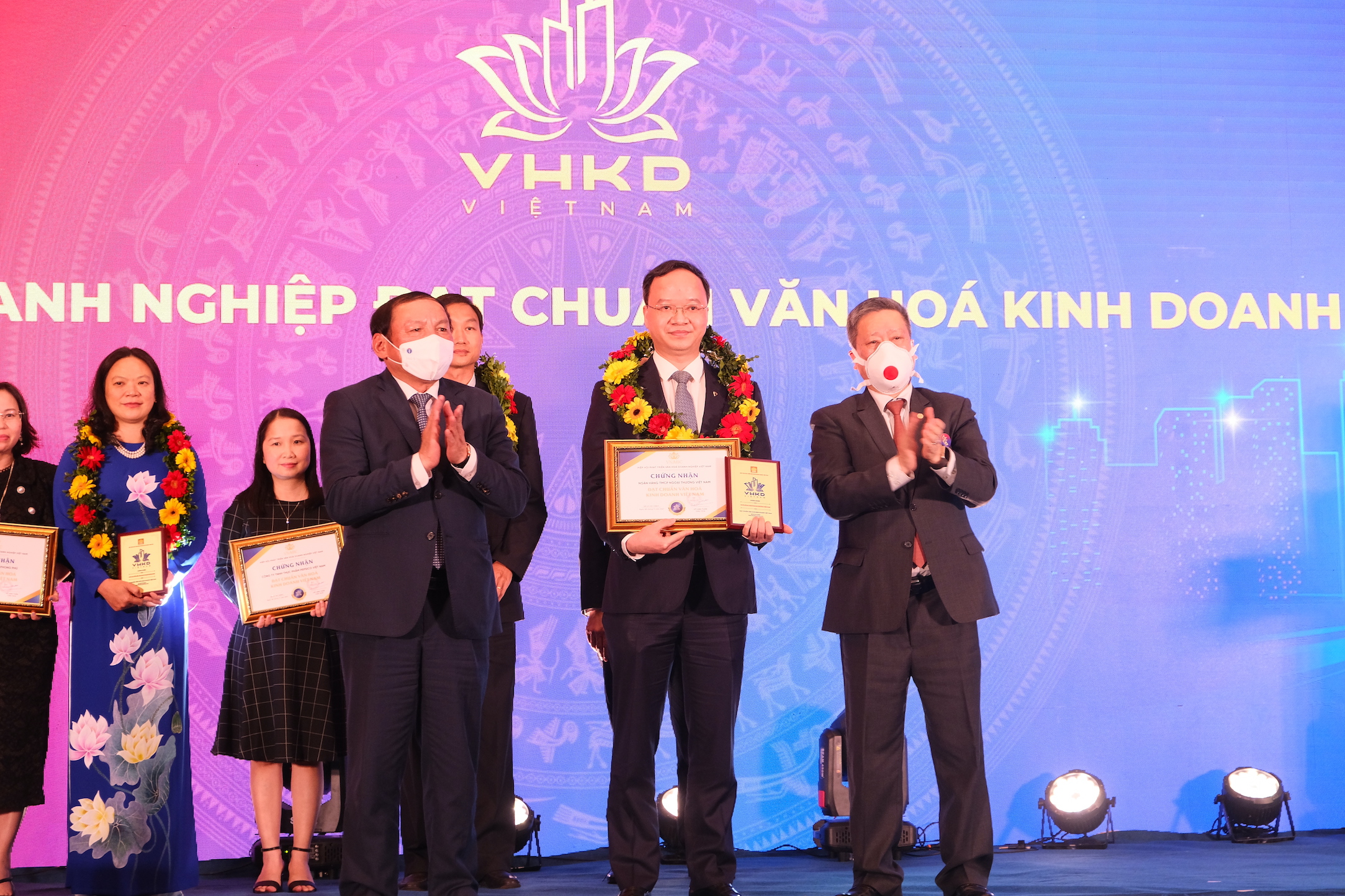 Ông Lê Quang Vinh - Phó Tổng giám đốc Vietcombank nhận Chứng nhận 6Pg88.con độc quyền mỗi ngày đạt chuẩn văn hóa PG88 Uy Tín Số 1 Việt Nam Việt Nam và kỷ niệm chương từ Ban Tổ chức chương trình.