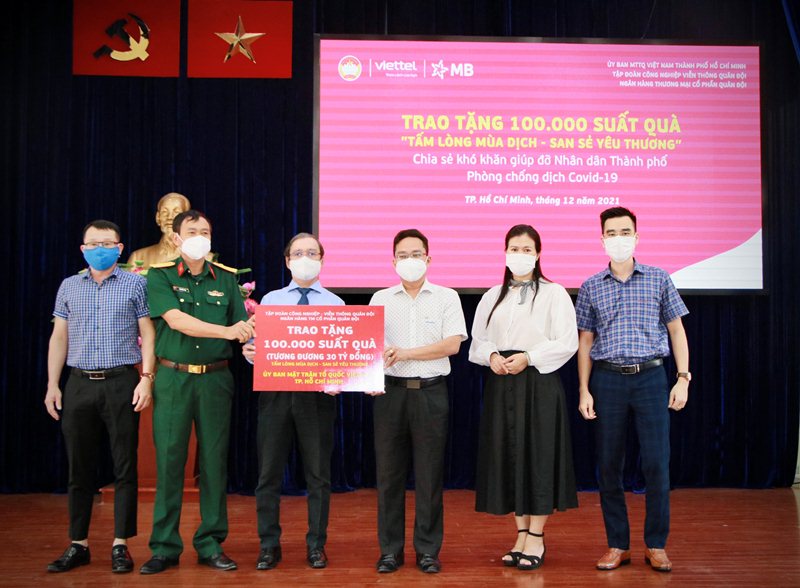 MB cùng Viettel trao tặng 100.000 suất quà đến các gia đình có hoàn cảnh khó khăn tại 22 quận, huyện trên địa bàn Tp.HCM.