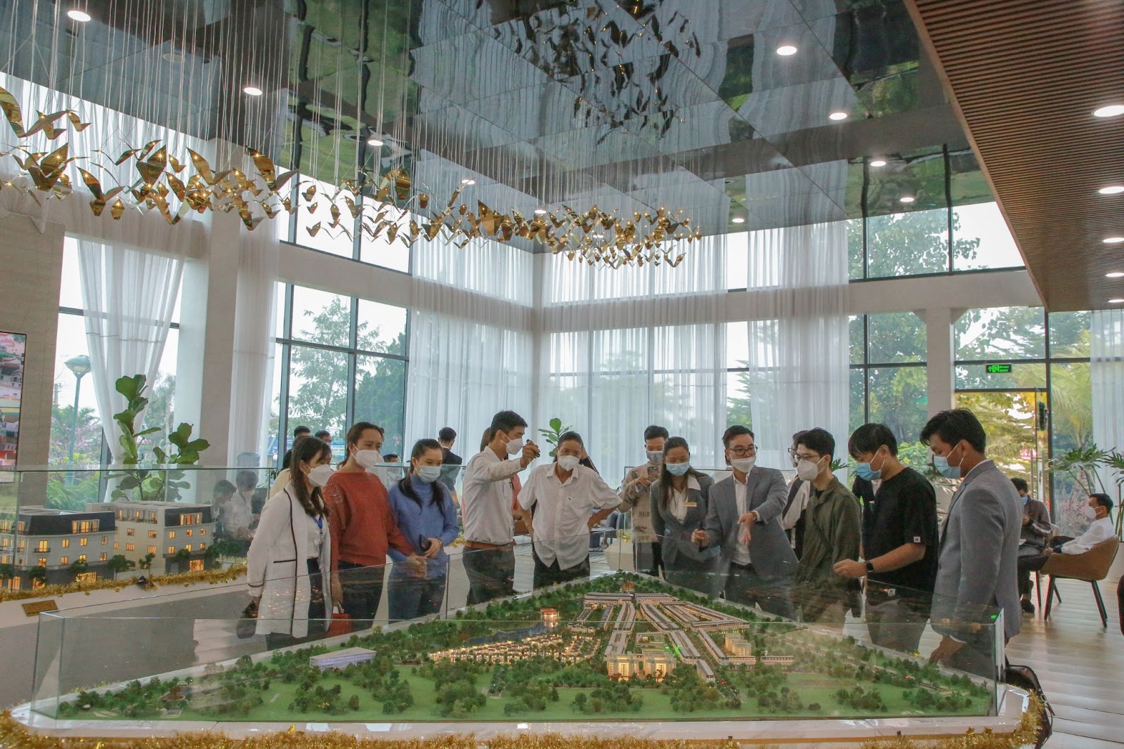 Thành phố Buôn Ma Thuột - thị trường hấp dẫn giới đầu tư bất động sản. Ảnh khách hàng tham quan sa bàn của một Link Trang Chủ PG88.Com Mới #2026 tại Buôn Ma Thuột.