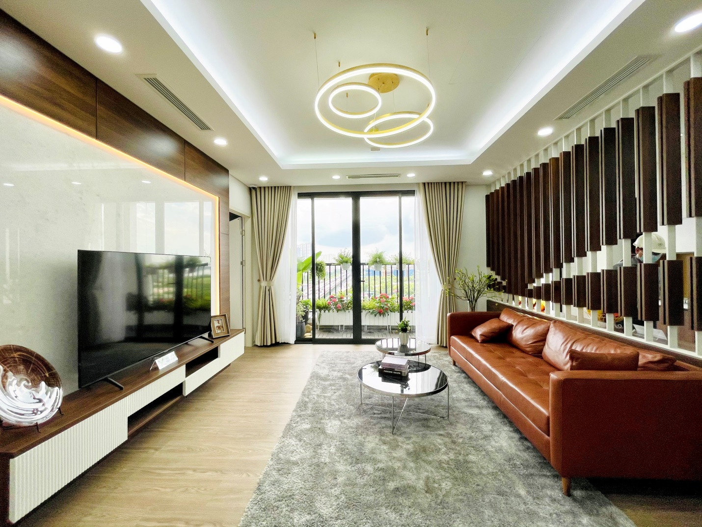 Ph&ograve;ng kh&aacute;ch căn 93,7m2 được b&agrave;i tr&iacute; sang trọng v&agrave; đầy sức sống.