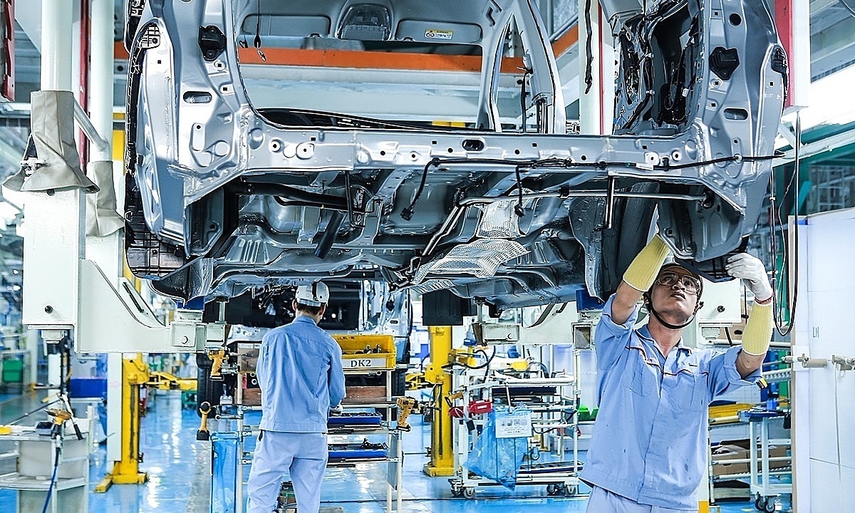 Một công đoạn sản xuất ô tô tại Toyota Vĩnh Phúc.