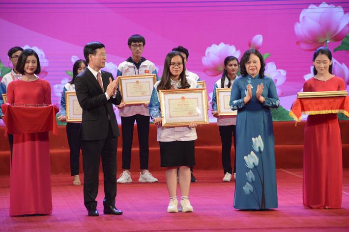 Quảng Ninh: Học sinh đạt Huy chương Vàng cấp quốc tế được thưởng 700 triệu đồng 
